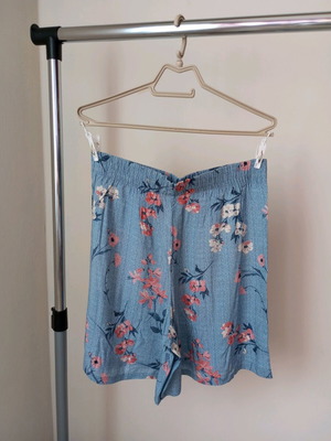 Floral print women's bermuda shorts, size L