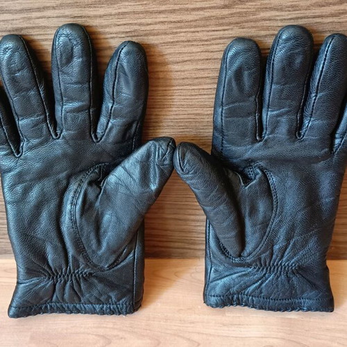 Leather gloves in very good condition, black