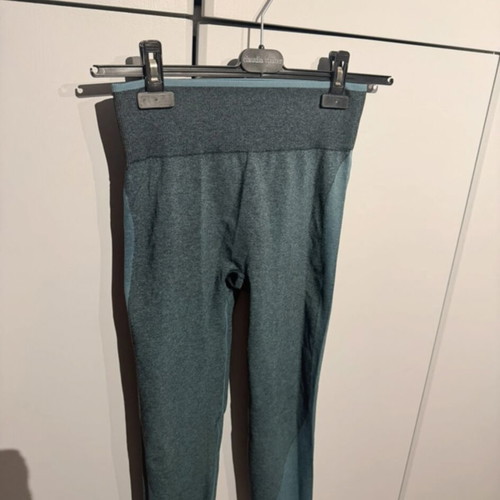 Seamless sports leggings Victoria’s Secret PINK size M green like new