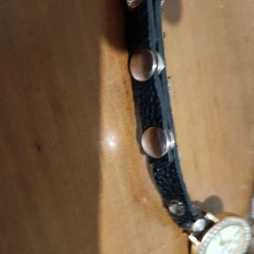 Women's watch with leather strap and bow used, black and gold