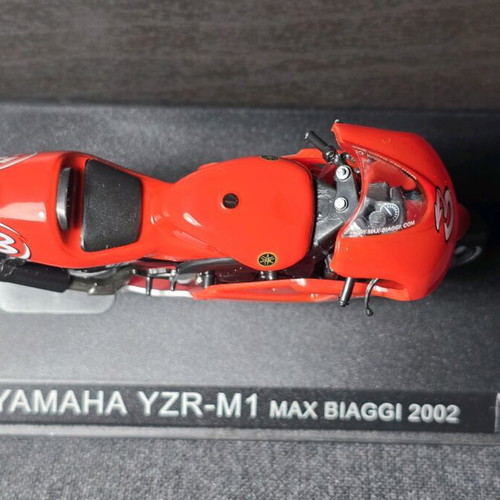 MotoGP Yamaha YZR-M1 Max Biaggi 2002 model 1:24 like new