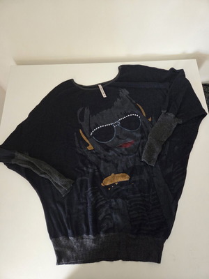 Pink Woman black knitted blouse used with rhinestone sunglasses print