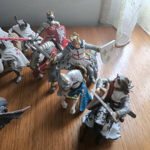 Knight figures set like new, 16 pieces with dragon