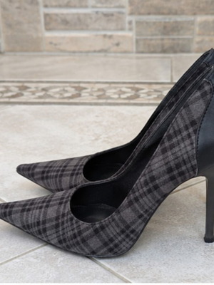 Excellent Ladies Shoes Gray Black Plaid Pumps size 35 like new
