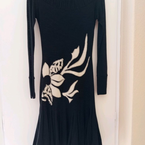 Dress black with white thin wool like new, tight fit
