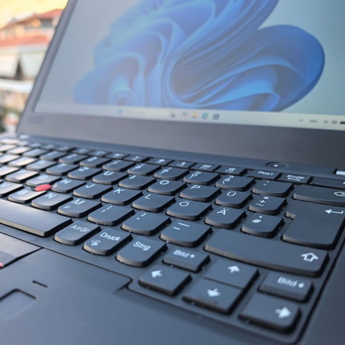 Lenovo ThinkPad X280 i5-8350U 8GB 256GB SSD FHD Laptop like new