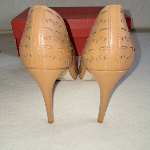Carrano pumps like new, closed in beige color with low heel