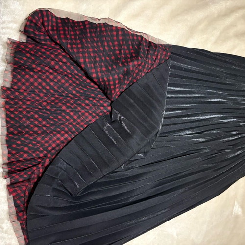 Guess reversible skirt like new, black metallic and red checkered