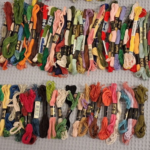 Κλωστές μουλινέ DMC και Cotton Perle μεταχειρισμένες, σετ με 210 χρώματα