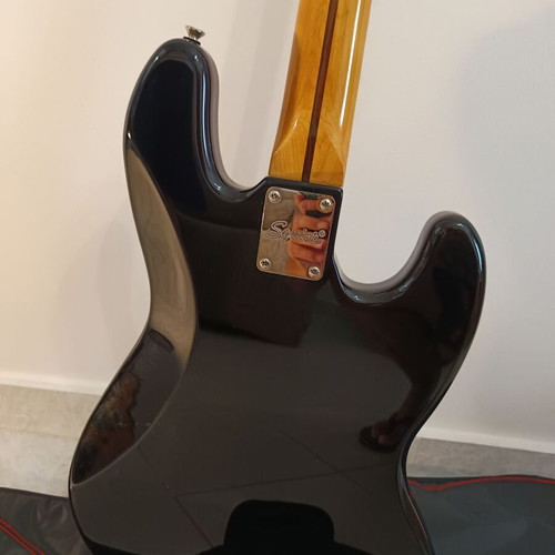 Fender Squier Classic Vibe '70s Jazz Bass left-handed electric bass