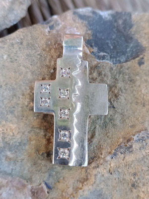 Silver cross with embedded zirconia, like new, Apefthon