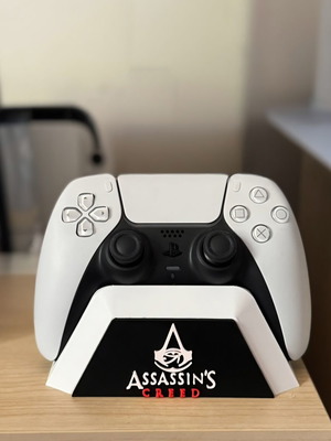 Ps5 Dualsense stand με λογότυπο Assassin's Creed σαν καινούργιο