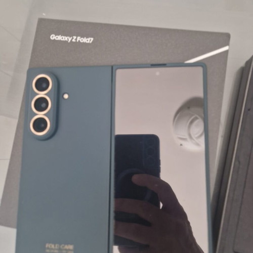Samsung Galaxy Z Fold 7 512 Gb like new with warranty and 2 cases
