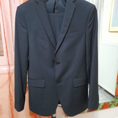 Men's suit new, black, size 40