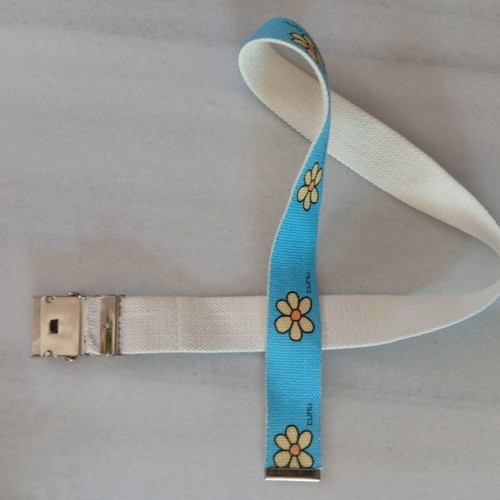 Fabric belt with daisy pattern like new, adjustable metal clip