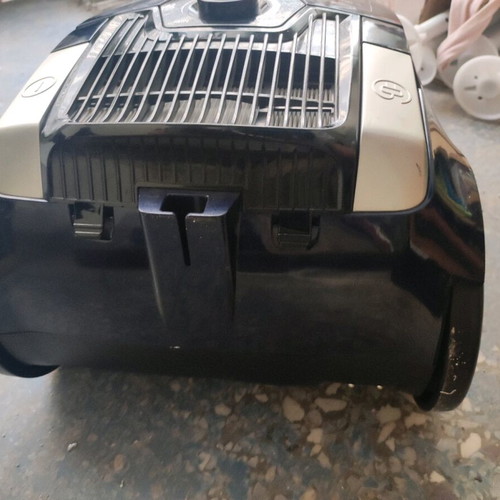 Rohnson 4AAAA 700 watt vacuum cleaner used with fabric bag