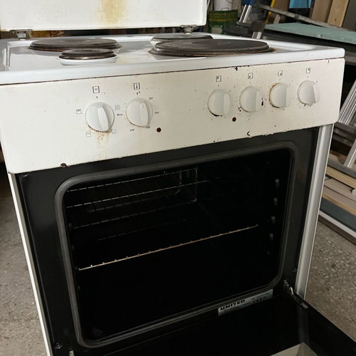Kitchen stove used, in good condition, fully functional