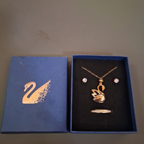 Swarovski jewelry set like new with necklace, ring and earrings blue gold