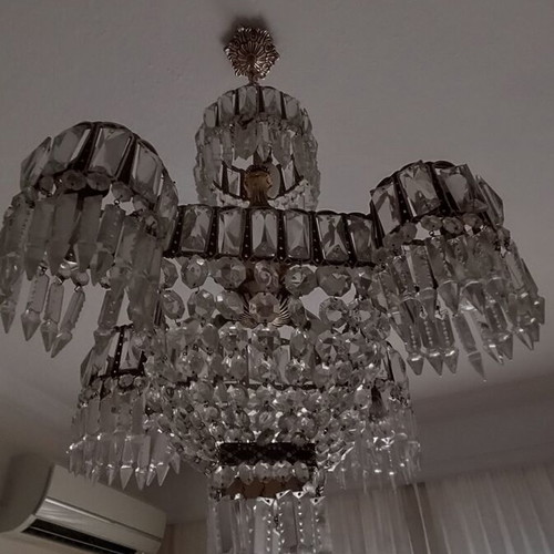 Crystal chandelier used with 10 bulbs