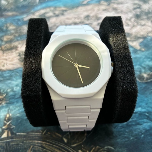 Unisex quartz watch new, modern, white