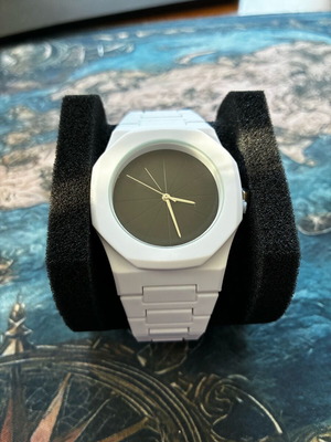 Unisex quartz watch new, modern, white
