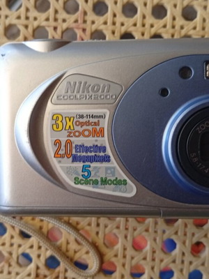 Nikon Coolpix 2000 digital camera like new