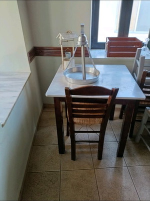 Τραπέζι και τέσσερεις καρέκλες ψάθινες με ξύλινα πόδια και μάρμαρο