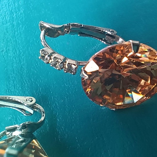 Earrings with oval champagne crystal, like new