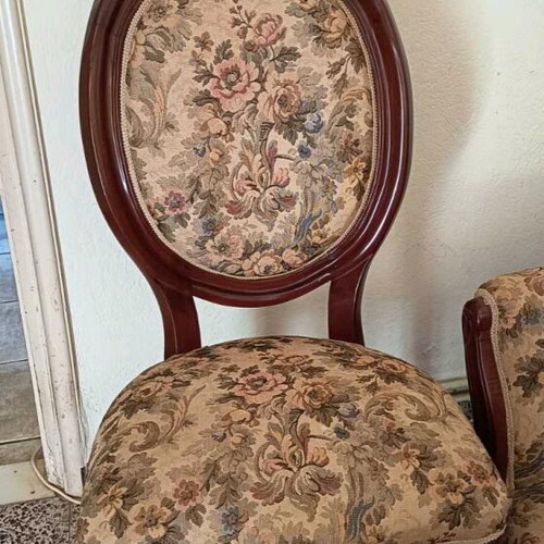 Victorian sofa with two chairs and table like new