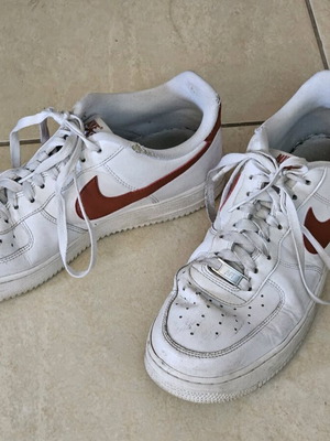 Παπούτσια γυναικεία Nike Air μεταχειρισμένα, άσπρο-κόκκινο, μέγεθος 43