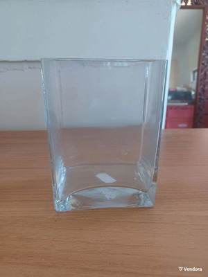 Glass rectangular vase like new, height 14 cm