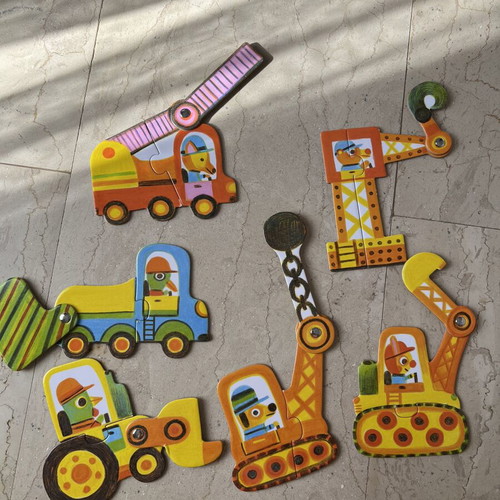 Children's puzzle with 6 different moving vehicle parts