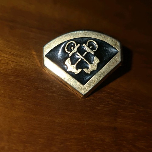 Metal lapel badge of Coast Guard used like new, length 2 cm