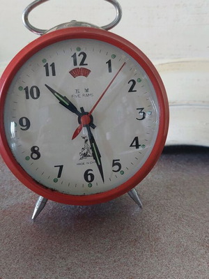 Five Rams wind-up table clock used, analog
