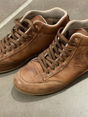 Athletic shoes like new, size 37