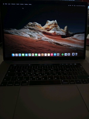MacBook Pro 2017 i7 512GB 16GB RAM μεταχειρισμένο με TouchBar και Touch ID