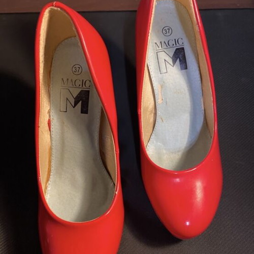 Magic red pumps size 37 like new, patent leather, round toe