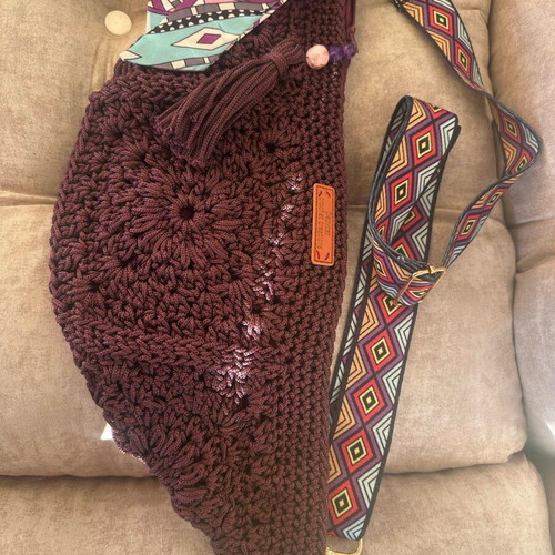 Handmade knitted crossbody bag in burgundy with geometric strap