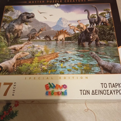 Dinosaur puzzle like new, 117 pieces