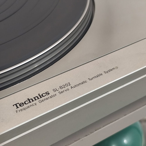 Technics turntable without needle or cover lid