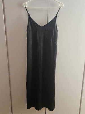 Σατέν μαύρο φόρεμα H&M σαν καινούργιο, μέγεθος S, μίντι κομψό