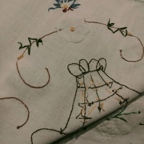 Vintage embroidered bed sheet and 7 pillowcases dowry set like new