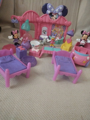 Πωλείται το σετ Minnie Mouse όπως το βλέπετε στις φωτογραφίες