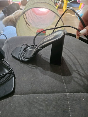 Πέδιλο No.39 ελάχιστα φορεμένο με λουράκια, πολύ άνετο, μαύρο