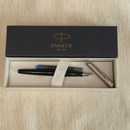 Parker Jotter Fountain pen, new with case and blue ink