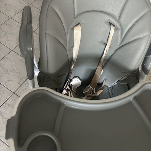 Bebeconfort high chair used with wheels and adjustable features