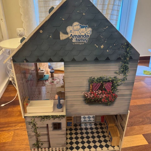 Amanda & Family Dollhouse like new, wooden with wheels by Imaginarium