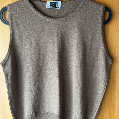 Brown sleeveless blouse made of fine knit like new
