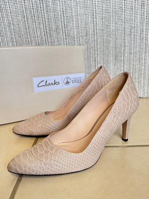 Clarks pumps size 42 like new, leather, beige with embossed texture