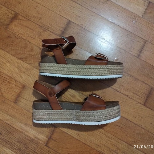 Brown leather flatform sandals size 37 like new with gold buckles